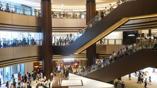 日比谷公園や皇居を見渡すこともできるビルです。