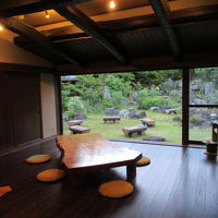 1階の庭に面した板の間の「お休み処」。いつでも自由に使えます