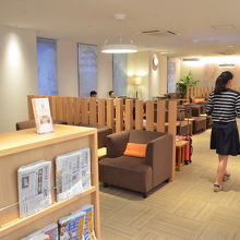 ラウンジ内は空いています。