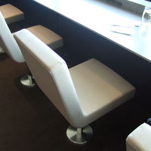 カウンターの椅子は回転するだけで動きません