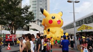 ピカチュウ好き集まれ～　「船上グリーティング」みなとみらい内港（日本丸メモリアルパーク芝生エリア付近）で開催中