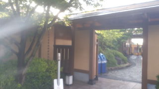 緑に囲まれた露天