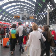 列車番号が表示されると一斉に移動が始まる