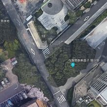 与謝野鉄幹晶子居住跡は、東京薬科大の北側の土手にあります。