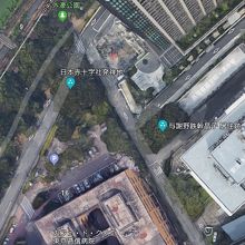 日本赤十字社発祥の地の標識は、東京逓信病院の北側にあります。