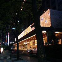 夜は入り口がキラキラです