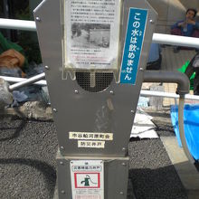 掘兼の井の解説板の前には、江戸時代から続く、井戸があります。