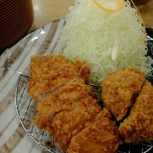 私が頼んだヒレカツと牛肉コロッケのセット。