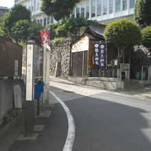 筑土神社の手前の坂の左側に、逢坂の標識が立てられています。
