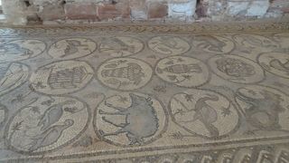 床のモザイクが美しい教会