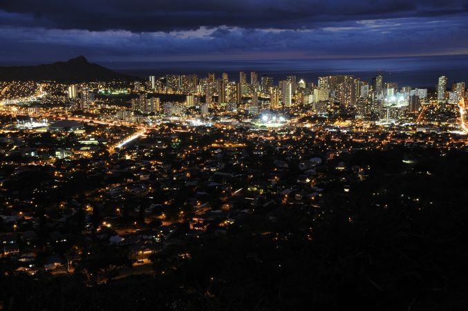 ハワイの美しい夜景 ハワイ】夜のホノルルの楽しみ方はこれ！美しい夜景やダンスショーも
