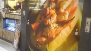 ロブスターが挟まったホットドックのような食べ物