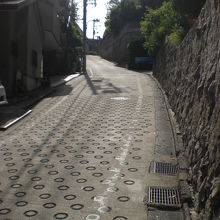 市谷船河原町の逢坂の途中です。南東への急な勾配の逢坂です。