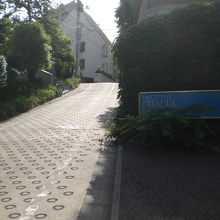 市谷船河原町の逢坂の途中には、フランス語の学校があります。