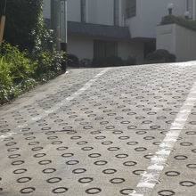 市谷船河原町の逢坂の上がりきった場所には、標識があります。