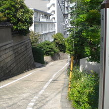 市谷船河原町の逢坂の昇りきった地点から見た逢坂の急な勾配です