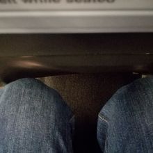 シートピッチは狭いですが、足を広げる必要はありませんでした。