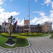 このボロボロの街で、一番まともと言える場所、建物....と言ったら言い過ぎだろうか...うんにゃ、言い過ぎではない....国民を見ていない政府の象徴（政府宮殿／アスンシオン／パラグアイ）