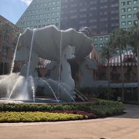 ドルフィンの像が至る所に飾られています。