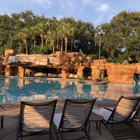 ホテル施設内には広々としたプールと砂浜が広がっています。