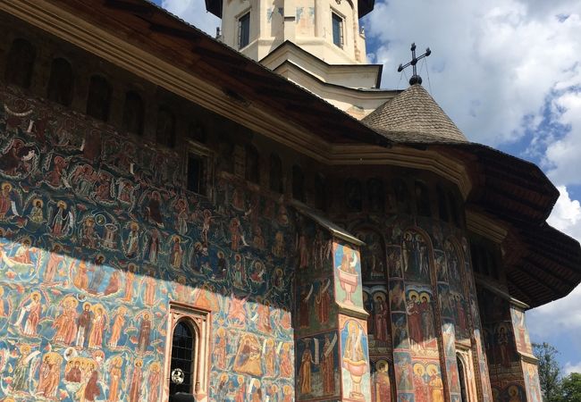 モルドヴィツア修道院、黄色の壁画が印象的な世界遺産の修道院