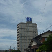 周囲から目立つ高さの建物です。