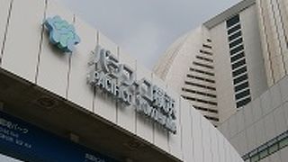 整備された歩道や緑地のあるパシフィコ横浜