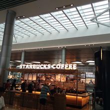 出発ゲート前のSTARBUCKS