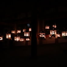 由緒ある建物の中で、万燈籠の深い趣きを感じました。