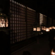 重文の藤浪之屋を開放し、万燈籠を再現しました。