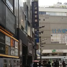 後方にルミネエストのビルが写っているように東口駅前。