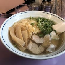 名物らしい天ぷらそば（天ぷらラーメン）