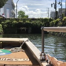 橋の下を潜る時は、屋根が下がります。