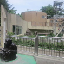 屋外にはチンパンジー像も。記念撮影スポットとして人気です。