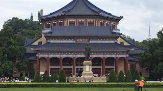 赤い柱と青い瓦が印象的