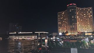 ミレニアムヒルトンへもここから乗ります