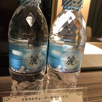 2本の水が無料で置いてあります