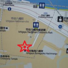 市谷の出世稲荷神社は、市谷亀ヶ岡八幡宮の階段を上がった右です