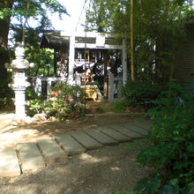 市谷亀ヶ岡八幡宮の階段を上がると、右に出世稲荷神社が見えます