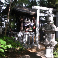 市谷の出世稲荷神社の前には、大きな石の燈籠が置かれています。