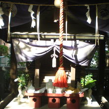 市谷の出世稲荷神社の御社の細部です。紫の幕が掲げられています