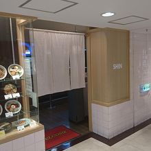 味とサービスは期待外れ