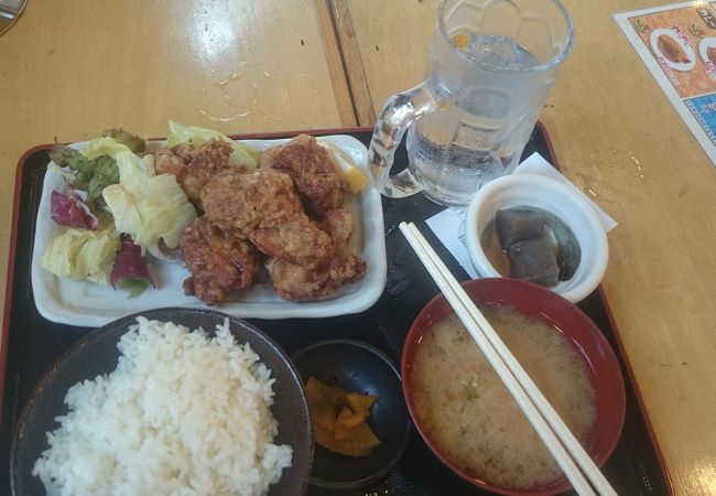 お昼に定食を頂きました。