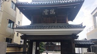 二階建ての山門が見事です