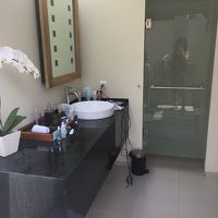 シャワー、洗面所は外に面しています