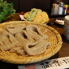 9品の地元野菜を天ぷらにした野菜天ざるです。