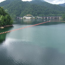 ダムの天端から見たさっぽろ湖