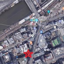 博多満月は、市ヶ谷駅の南側の五番町の坂の中間付近にあります。