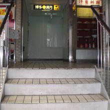 階段を、２階に上がります。上がったら、廊下を右に曲がります。