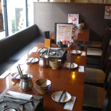 １２名の同窓会で、もつ鍋がメイン料理になります。窓際席です。